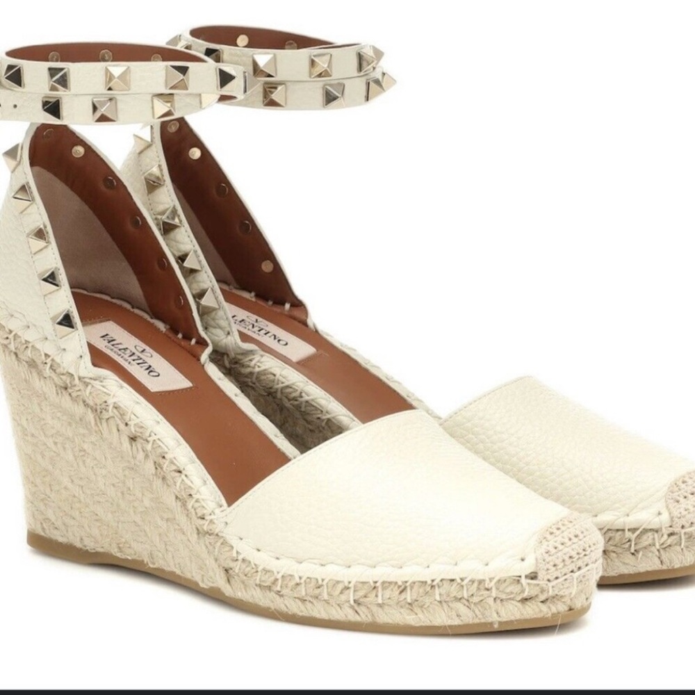 VALENTINO GARAVANI
Rockstud Textured-leather Wedge Espadrilles In Ecru